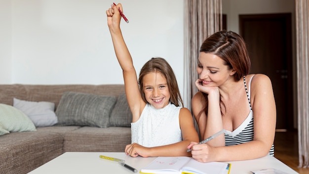 Menina, fazendo, dela, dever casa, junto, mãe