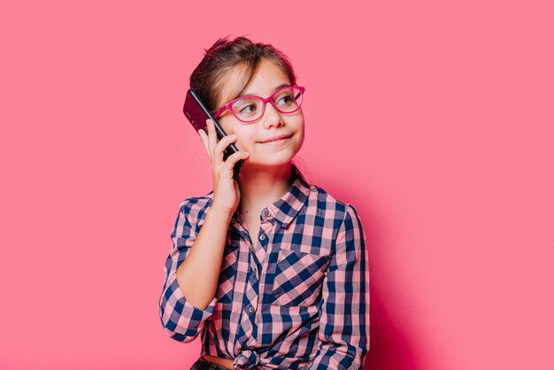 Menina, fazendo telefonema