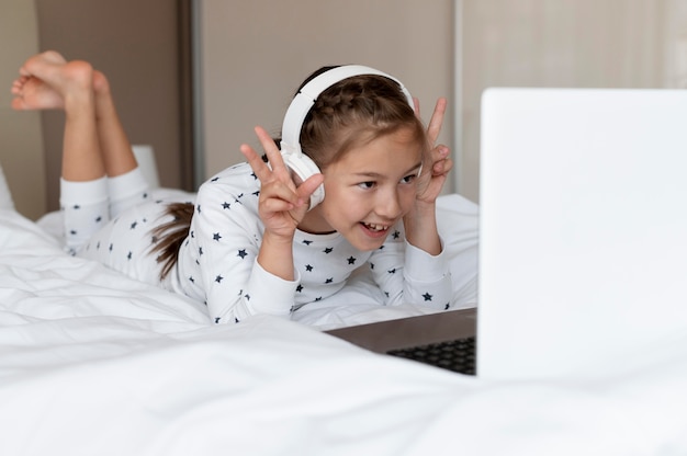 Menina fazendo uma videochamada em família