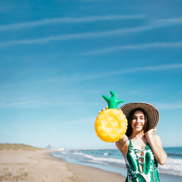 Menina feliz com abacaxi inflável