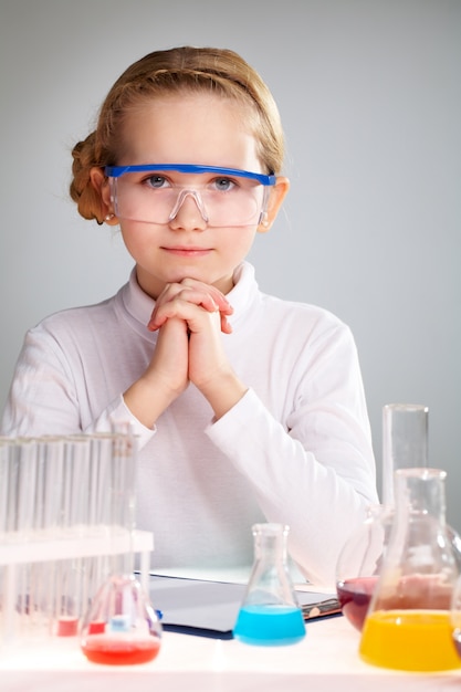 Menina feliz com balões para química