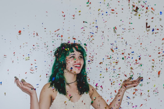 Foto grátis menina feliz com confetes