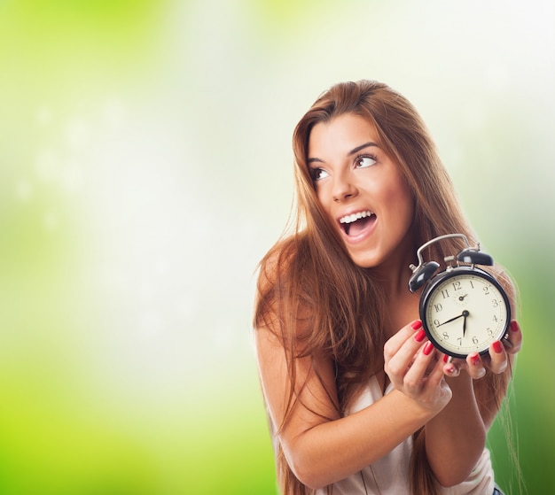 Foto grátis menina feliz com despertador nas mãos