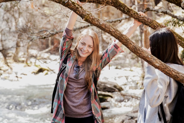 Foto grátis menina feliz com mãos em uma filial