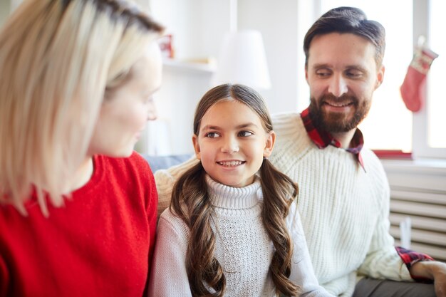 Menina feliz com os pais