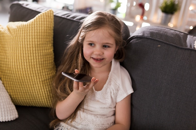 Foto grátis menina feliz com smartphone