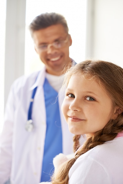 Menina feliz com um médico