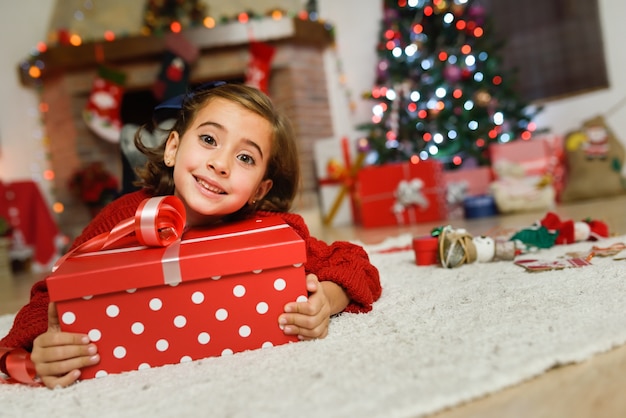 Menina feliz com um presente