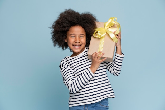 Menina feliz comemorando seu aniversário