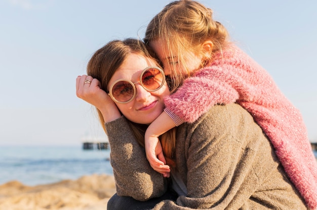 Menina feliz e mãe ao ar livre