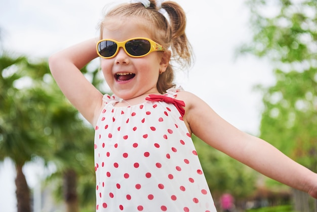 Foto grátis menina feliz em um óculos de sol de verão.