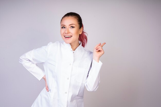 Menina feliz em uniforme médico branco