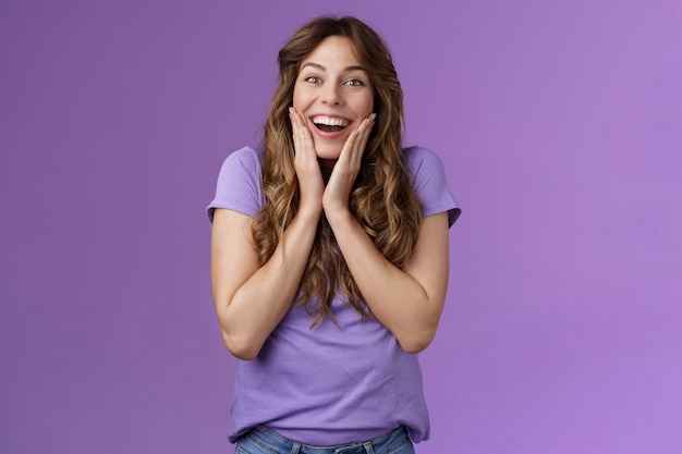 Foto grátis menina feliz, entusiasmada e fascinada com a boca aberta