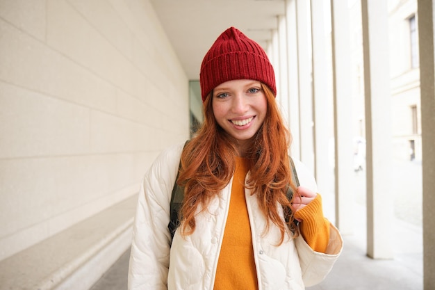 Menina feliz jovem turista andando pela cidade europeia com estudante de mochila vai para a universidade vai