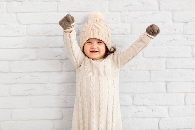 Foto grátis menina feliz, levantando as mãos