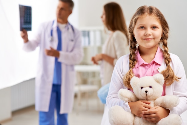 Foto grátis menina feliz no médico