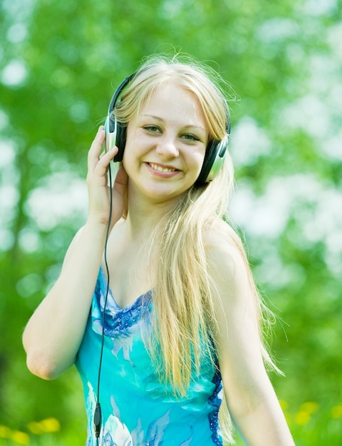 Foto grátis menina feliz ouvindo música