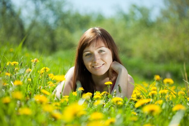 Menina feliz relaxante ao ar livre