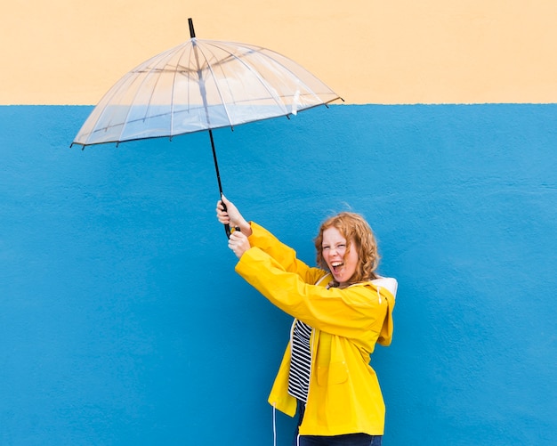 Foto grátis menina feliz, segurando guarda-chuva