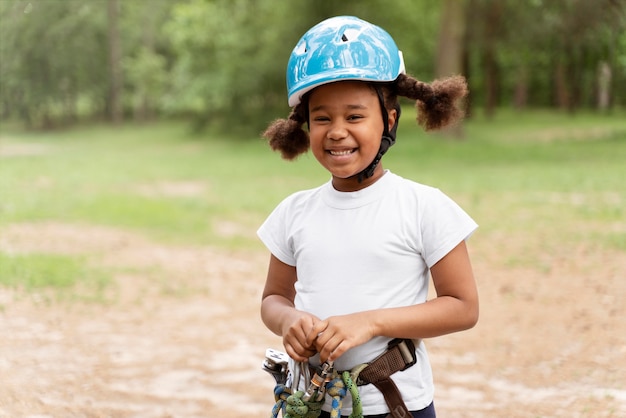 Foto grátis menina fofa se divertindo em um parque de aventura