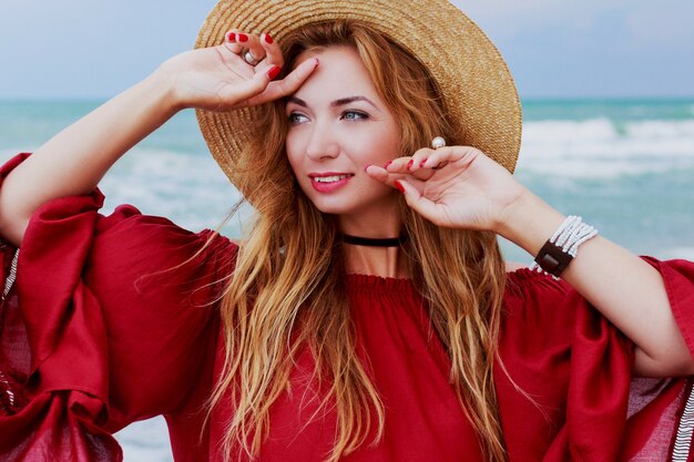 Menina graciosa se divertindo e correndo na areia branca. Praia solitária incrível. Altura toda.