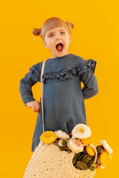 Menina gritando, vestindo cesta de flores