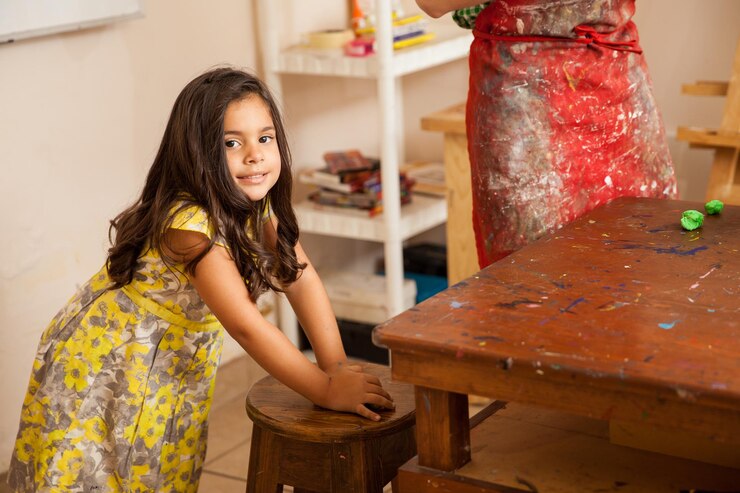 Foto grátis menina hiperativa bonitinha se levantando e se movendo durante a aula de arte
