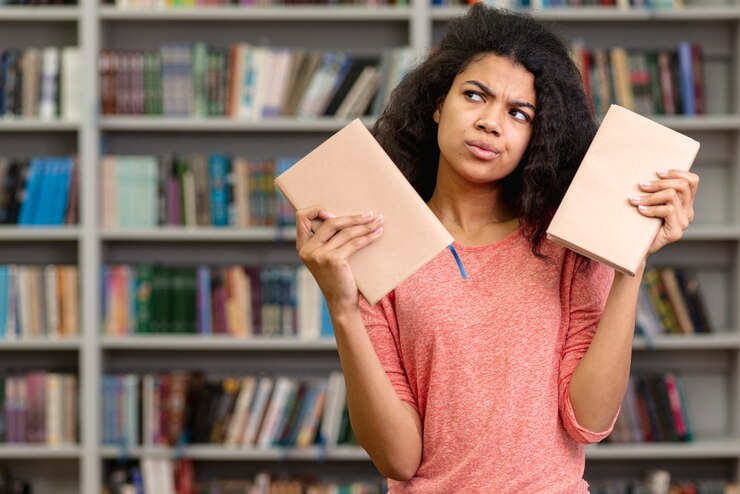 Menina indecisa em escolher um livro para ler