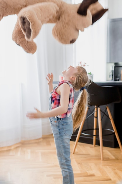 Foto grátis menina jogando brinquedo