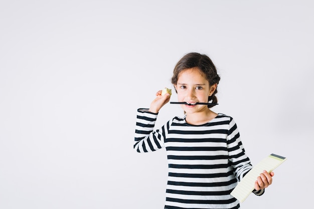 Menina, jogar, papel, bola, direção, câmera