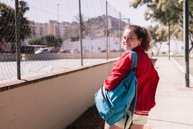 Menina jovem, andar, perto, sportsground