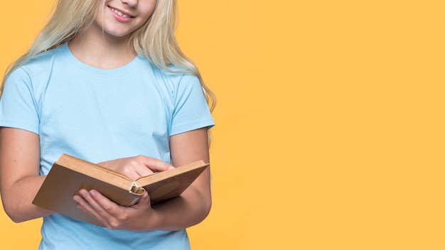 Foto grátis menina jovem, close-up, leitura