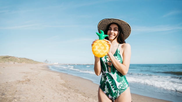 Menina jovem, com, inflável, abacaxi