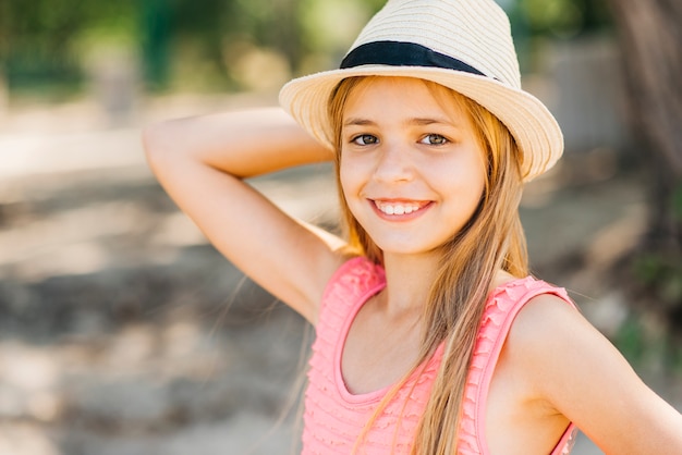 Menina jovem, com, passe cabeça, ligado, praia