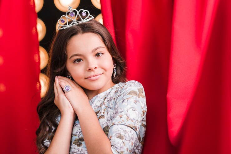 Foto grátis menina jovem, desgastar, coroa, posar, frente, vermelho, cortina