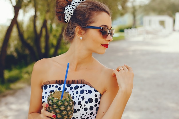 Foto grátis menina jovem e bonita em um parque de verão