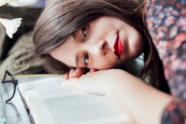 Foto grátis menina jovem, ligado, um, tabela, com, um, livro