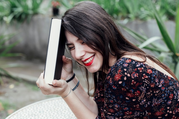 Foto grátis menina jovem, segurando um livro