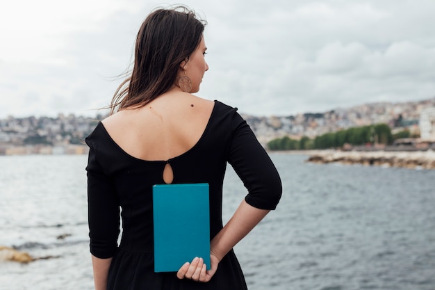 Foto grátis menina jovem, segurando um livro