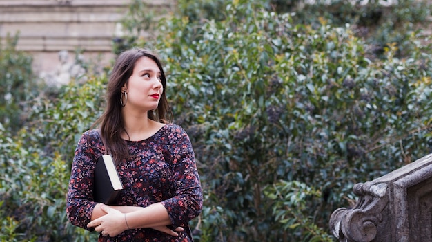 Menina jovem, segurando um livro