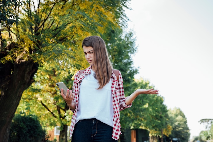 Foto grátis menina jovem, surpreendido, enquanto, verificar, dela, telefone