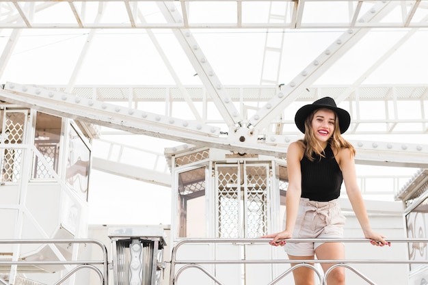 Menina jovem, tendo divertimento, em, a, parque divertimento