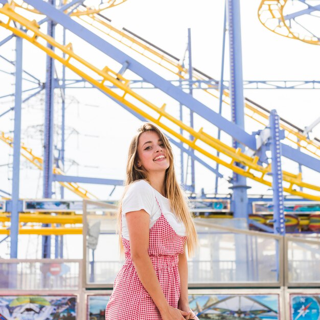 Menina jovem, tendo divertimento, em, a, parque divertimento