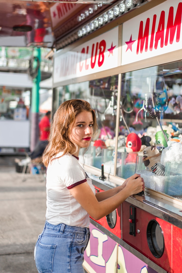 Foto grátis menina jovem, tendo divertimento, em, a, parque divertimento