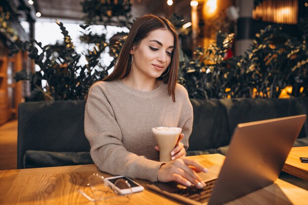 Menina jovem, trabalhando, um computador, em, um, café