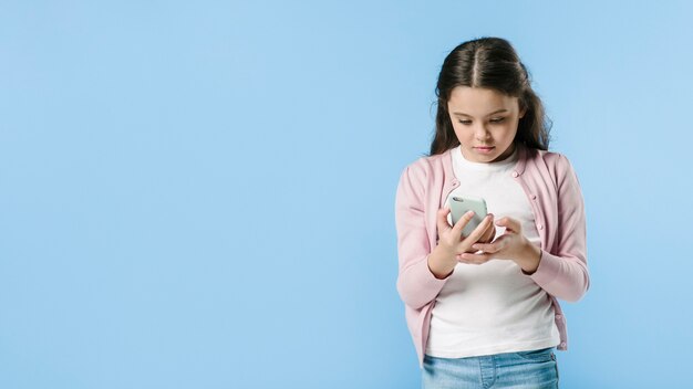 Menina jovem, usando, telefone, em, estúdio