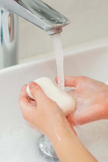 Foto grátis menina lavando as mãos com sabonete