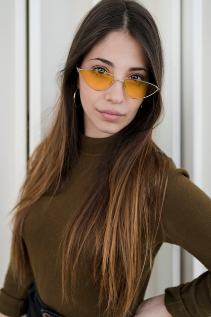 Menina legal de tiro médio com óculos de sol