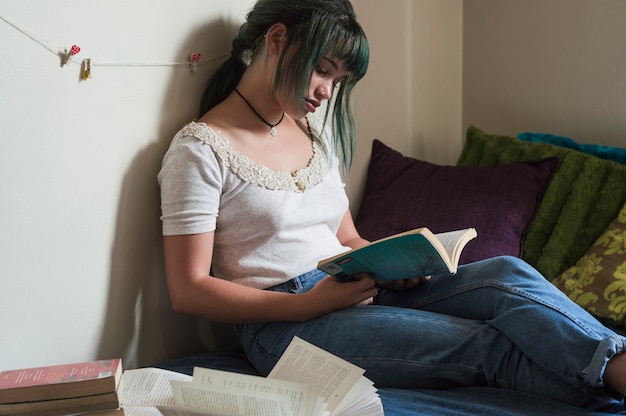 Menina, leitura, cama