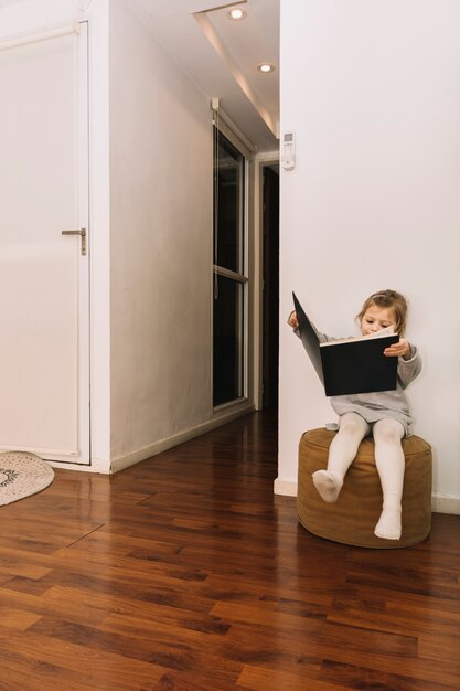 Menina, leitura, em, elegante, sala